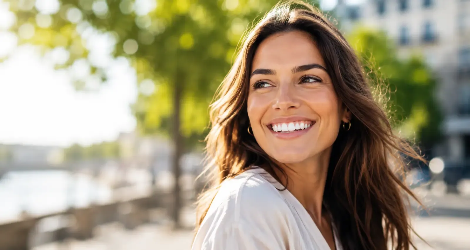 Patiente souriante après un traitement chez Becker & Associés
