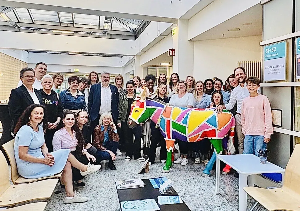 L’ensemble de l’équipe Becker & Associés réunie dans l’atrium du cabinet