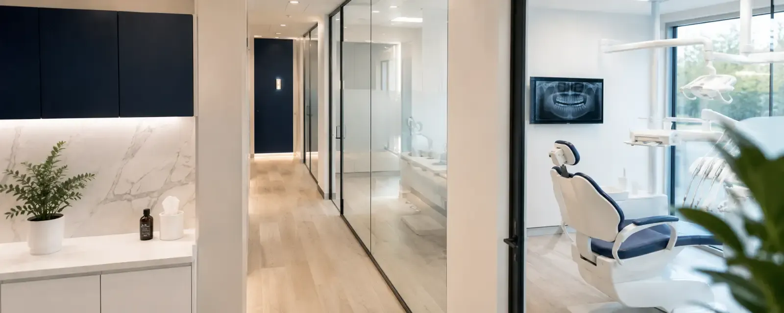 Couloir et salle de soins d’un cabinet Becker & Associés