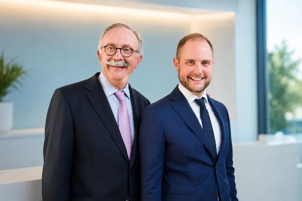 Deux générations de praticiens Becker & Associés, dans les locaux du cabinet